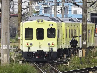 山嵐號車頭用立體版標準字作為主視覺，搭配暖色調的車身，模樣甚是可愛。 （台灣鐵路公司提供）