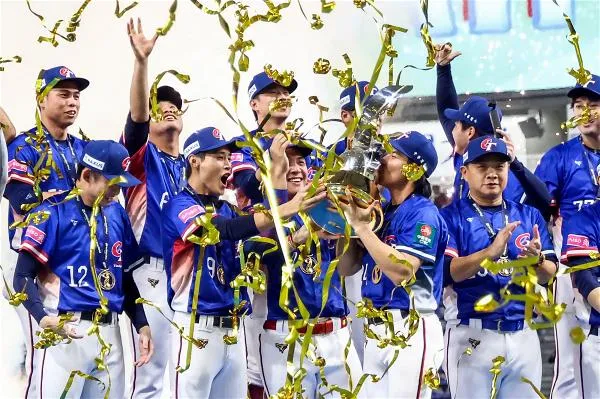 2024年，中華隊在日本東京勇奪世界棒球12強賽（WBSC Premier12）冠軍，球員高舉獎盃歡慶勝利；這一刻，也讓全台球迷熱淚盈眶。（中華棒協提供）