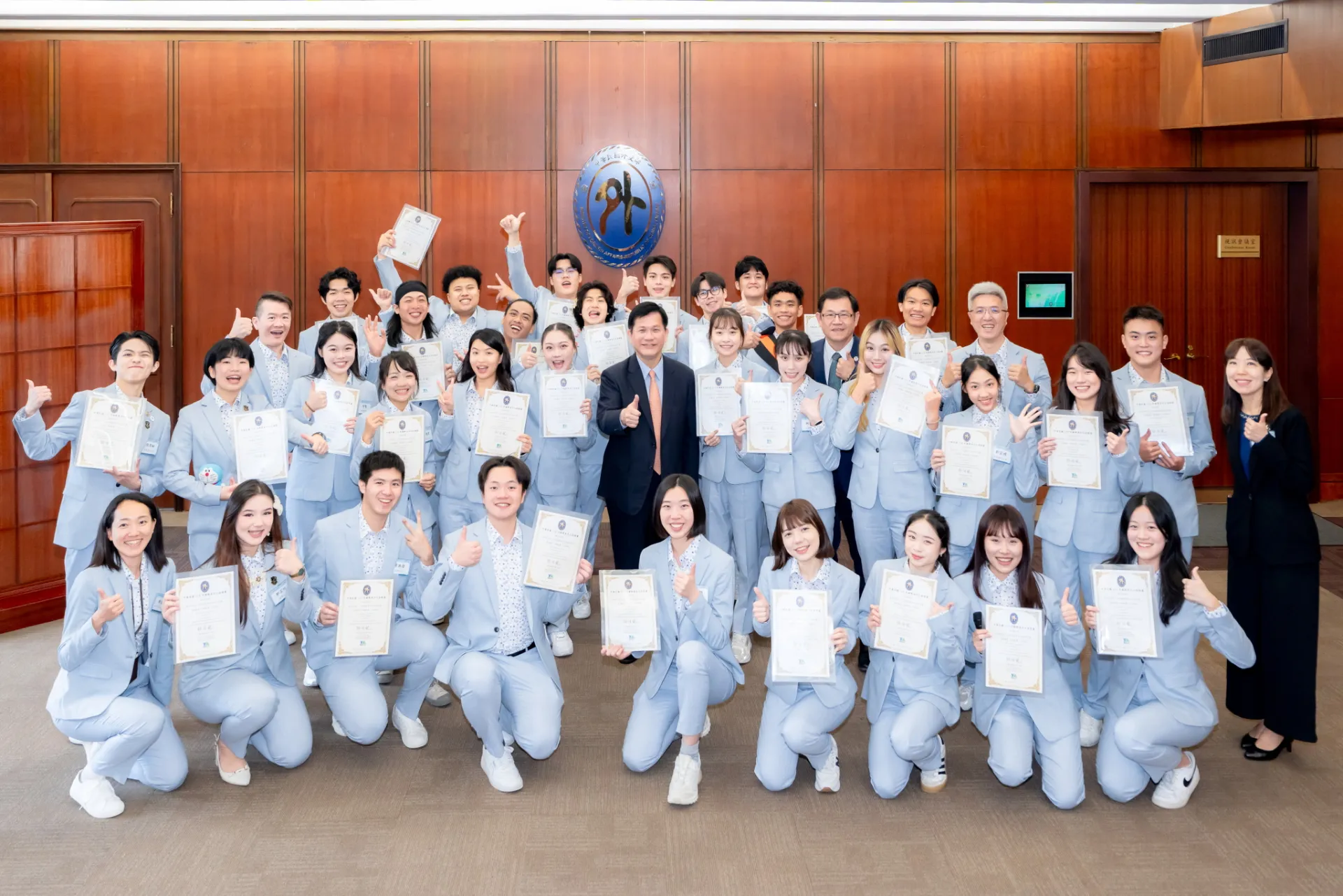 Foreign Minister Lin recognizes youth ambassadors