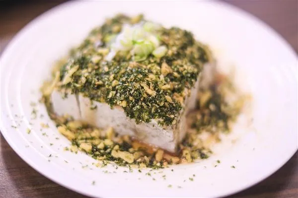 戴記獨臭之家的涼拌臭豆腐，搭配特製海苔酥與佐料，聞起來臭，嚐起來綿密清香。
