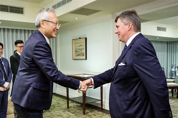 Interactions between Taiwan and France illustrate our friendly bilateral relationship. The photo shows François Chihchung Wu, Taiwan’s deputy minister of foreign affairs, greeting Christophe-André Frassa, president of the France–Vanuatu/Pacific Islands Friendship Group in the French Senate. (courtesy of MOFA)