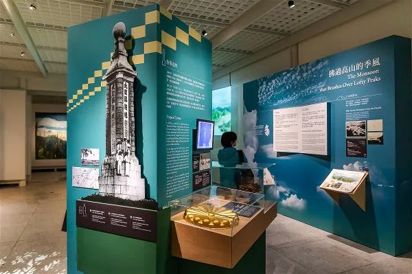 策展人把畫作當作博物學家研究時的「樣區」，建立起藝術與自然的連結，從中理解畫家所要描繪的瞬間，探究背後更大尺度的自然力量，從而形塑出島嶼上多元的生命樣態。（林旻萱攝）