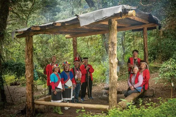 部落長老陳吉華（右中）、汪士偉（左4）分享昔日獵人的智慧，部落青壯年武培皓（左後）、汪銘樞（左3）、葉自強（右後）帶著遊客認識鄒族的山林，汪媽媽梁碧珠（右前）為每一場導覽準備風味餐，安香蘭（左2）投入族語保存教育，楊惠玲（左1）投注心力在傳統服飾的傳習，族人彼此無我的分工，共同守望部落文化的重生之路。