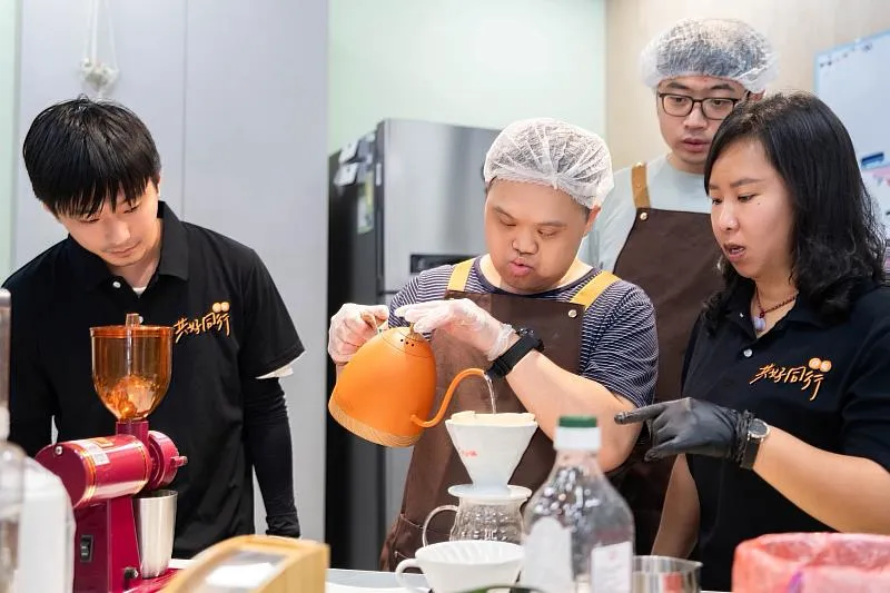 竹縣府攜手伊甸推動身障日間服務 以利亞小作所助唐氏症小羽自立
