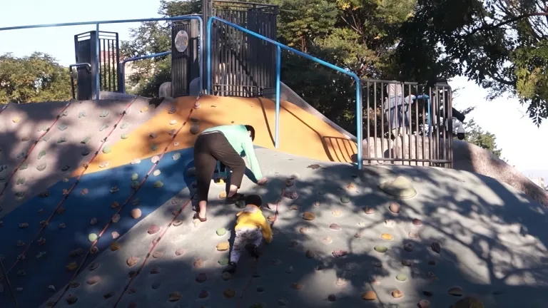 孩子在特色公園中攀爬、探索不同高度與地形，在遊戲中學習判斷風險、掌握身體節奏，也重新找回挑戰與玩耍的樂趣。攝影／梁展綾