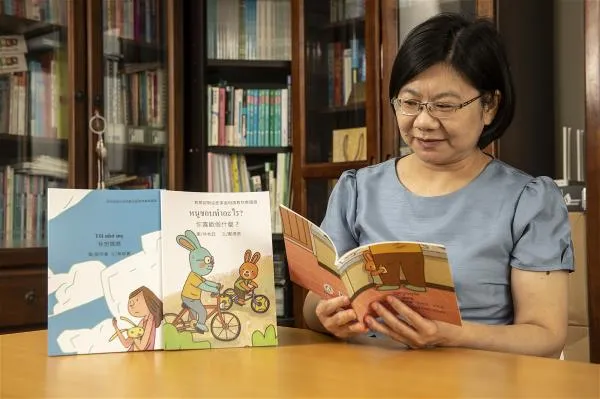 葉郁菁教授鼓勵新住民家長陪伴孩子一起共讀，利用語言教材增加孩子的語彙豐富度。