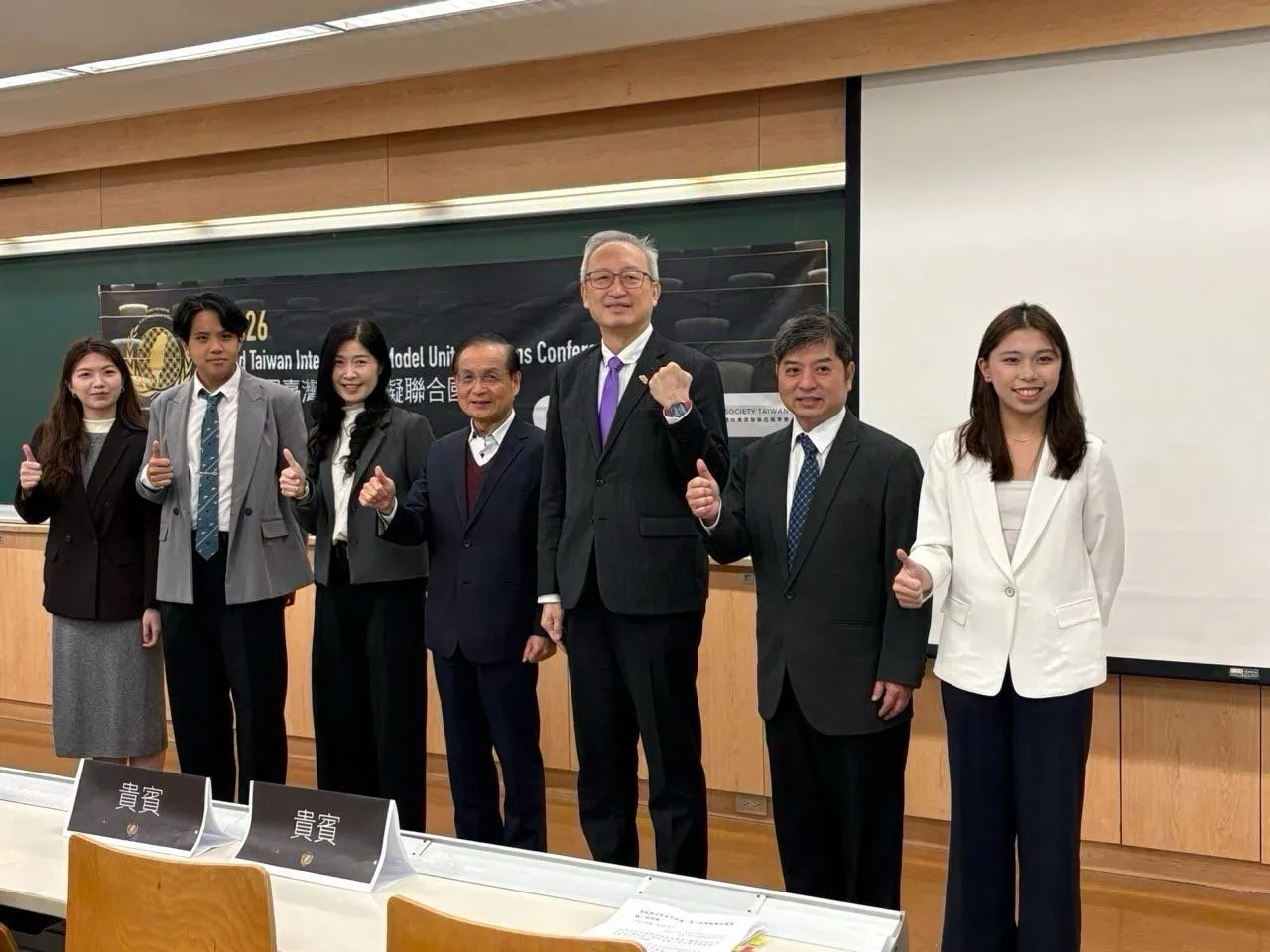 外交部政務次長吳志中出席「第二屆臺灣模擬聯合國會議」開幕式，鼓勵青年培養國際視野