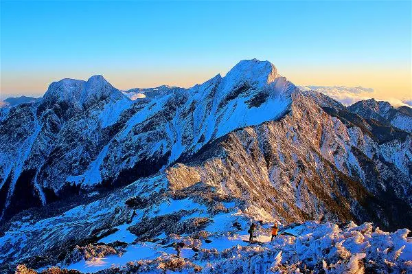 玉山主峰、東峰的夕日雪景。