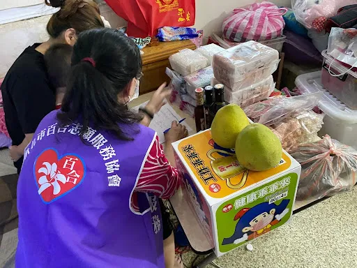 百合志願協會志工探視受助家庭並填寫探視單。圖片提供／新北市百合志願服務協會