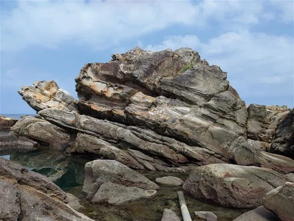 The Northeast Coast is dotted with natural wonders, making our imaginations run wild. This photo shows a turtle-shaped rock at Aodi. (courtesy of Taiwan Ecotourism Association)