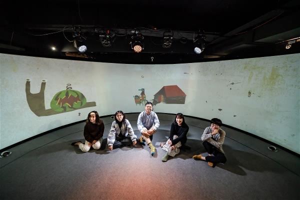 由一群數位藝術家所組成的「移動故事屋」團隊。