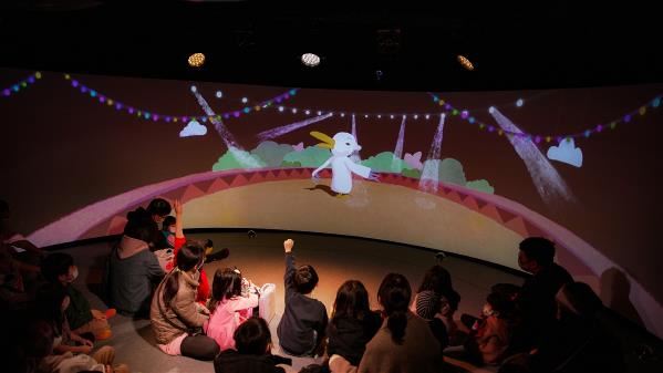 採環景布幕，搭配科技道具演出的移動故事屋，尤其受親子家庭歡迎。（移動故事屋提供）