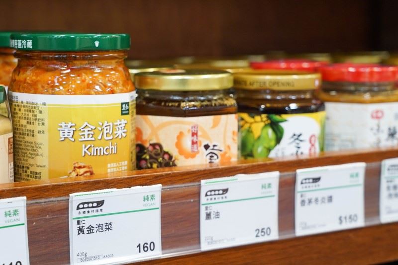 蔬食通路商「里仁公司」旗下的永續商品貨架卡加入豆莢標示。圖片來源:永續飲食推廣協會提供