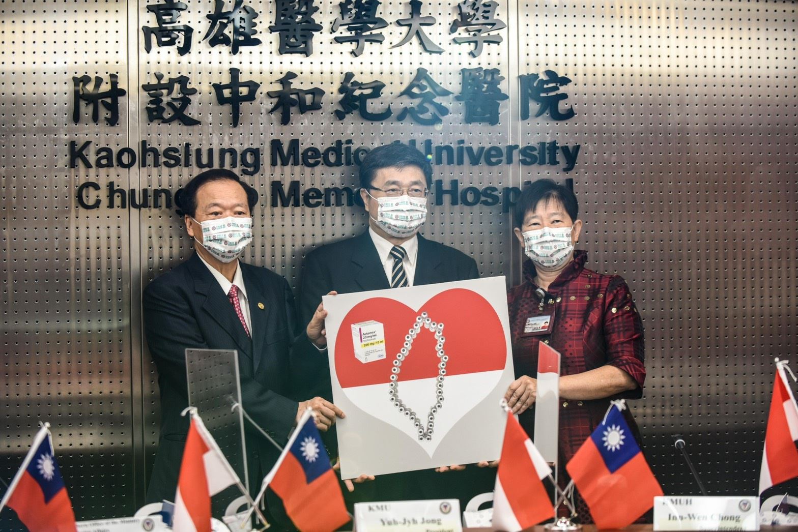 高雄醫大學校長鐘育志(中)見證，黃良華博士(左)捐贈10萬美元，由ICS候任理事長關皚麗代表印尼醫護受贈。