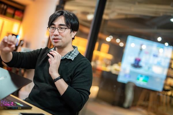 實踐大學媒體傳達設計學系助理教授蔡遵弘善用網路資源，在疫情期間為學生打造線上畢業製作展覽「回川CONATION」。