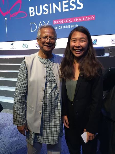 In 2019 Huang Yuwen attended a conference in Bangkok at the Yunus Social Business Centre, where she took a photo with its founder, Muhammad Yunus.