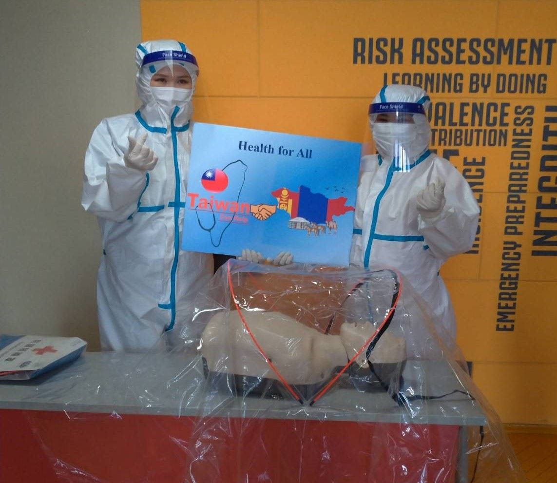 臺灣政府與臺灣NGO「慈濟基金會」共同捐贈200件「防疫隔離罩」給蒙古國家傳染病中心(NCCD)。