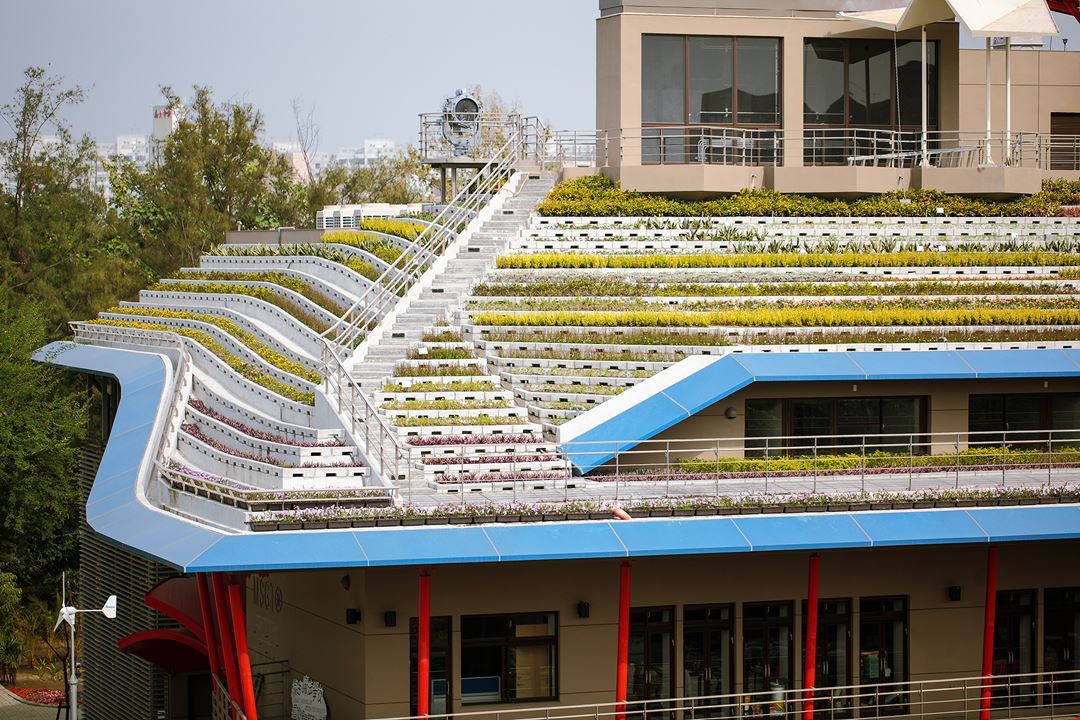 有綠色魔法學校之稱的成功大學孫運璿綠建築研究大樓，啟用超過十年，節能績效從最初65%提升至86%，可作為全球減碳技術參考。（台達電提供）