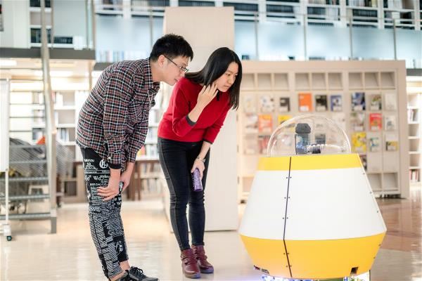 出任務中的VR機器人「函集」，可自行計算實體空間距離來作移動，並為民眾進行導覽。（在地實驗提供，©台北市立美術館）