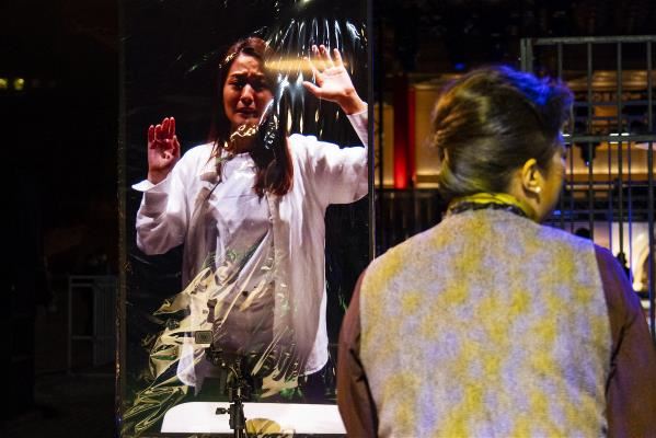 由兩廳院推出的《神不在的小鎮》，多重平行宇宙的故事設定，與最新的科技對話，共同探索表演藝術的新可能。（兩廳院提供）