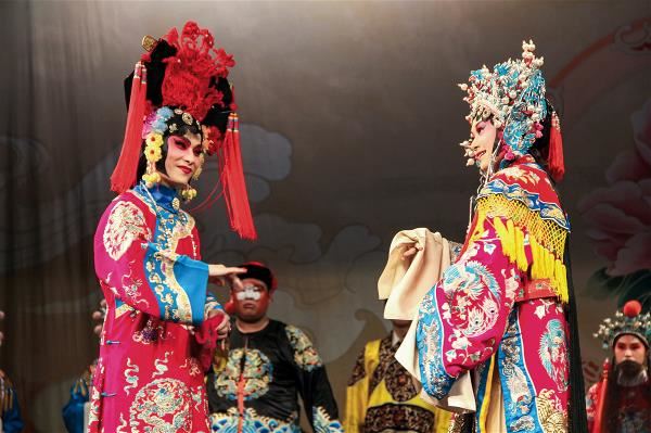 潘俊仁(左)是台灣極少數的男旦演員。